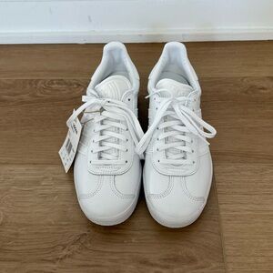 NWT Adidas Gazelle Sneakers - Cloud White / Cloud White / Gold Metallic